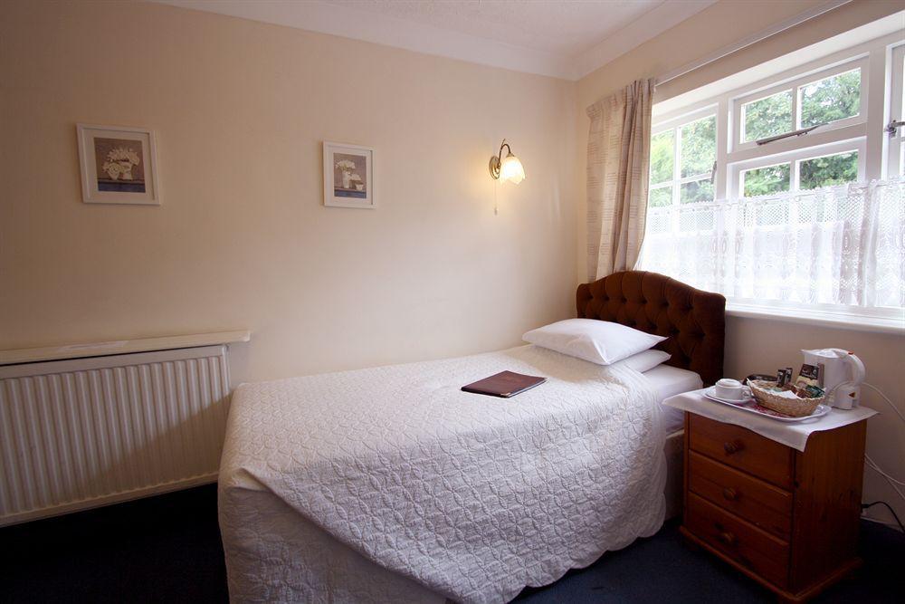 Gatwick Castle B&B Horley Exterior photo