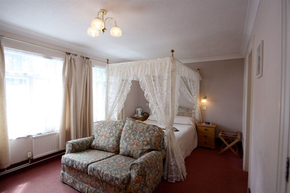 Gatwick Castle B&B Horley Exterior photo