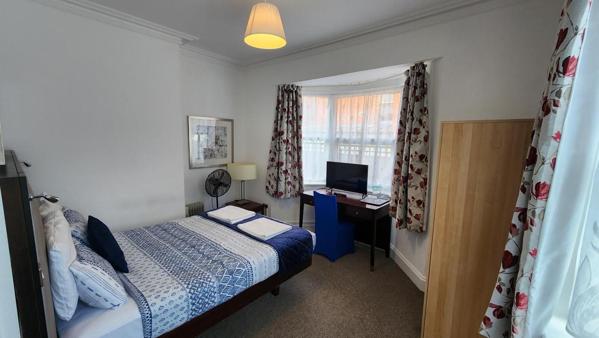 Gatwick Castle B&B Horley Exterior photo