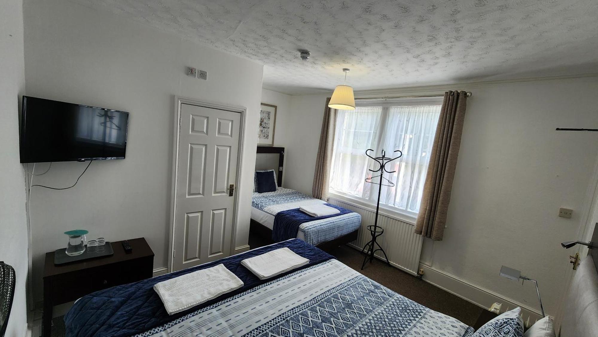 Gatwick Castle B&B Horley Exterior photo