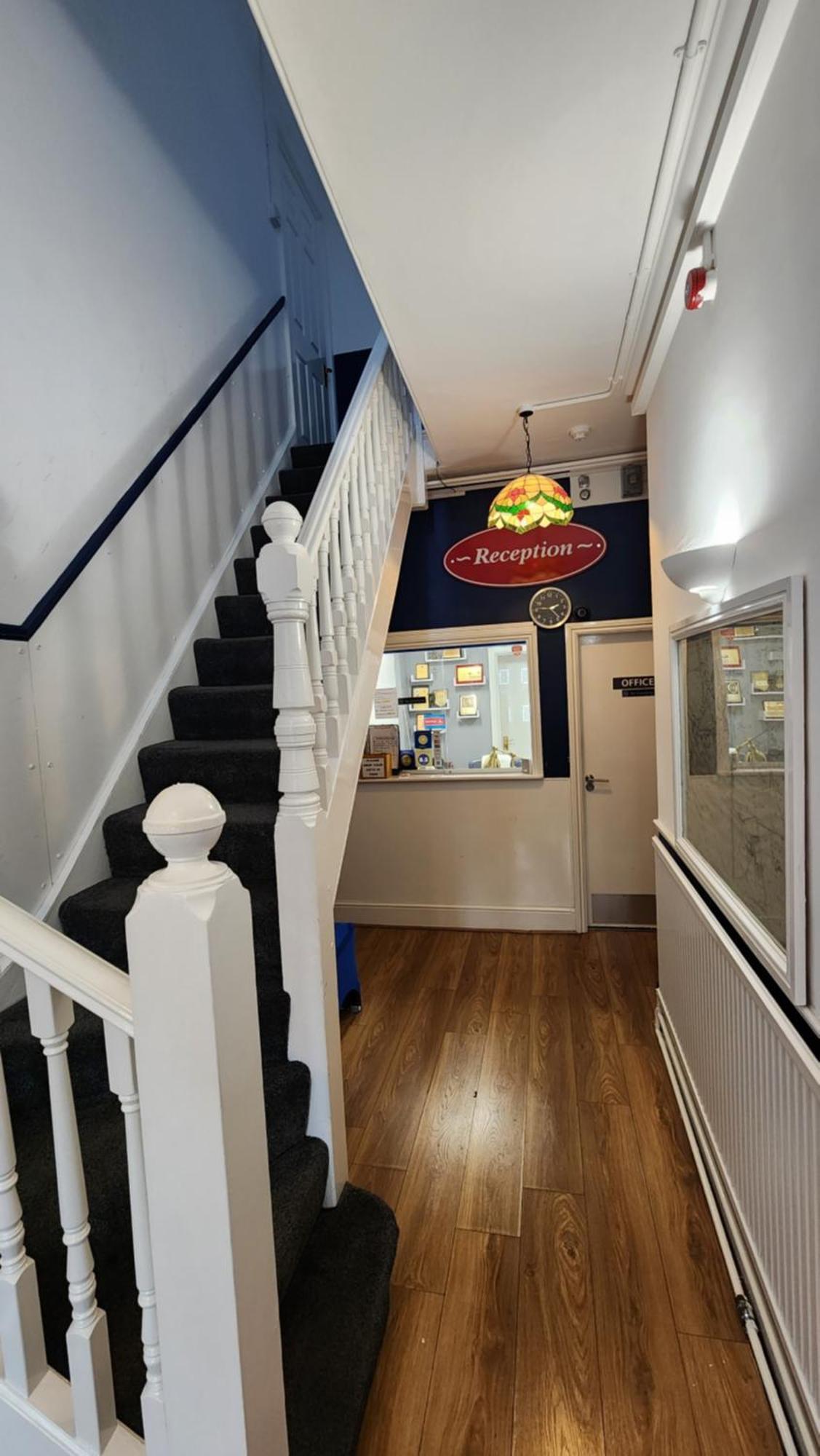 Gatwick Castle B&B Horley Exterior photo