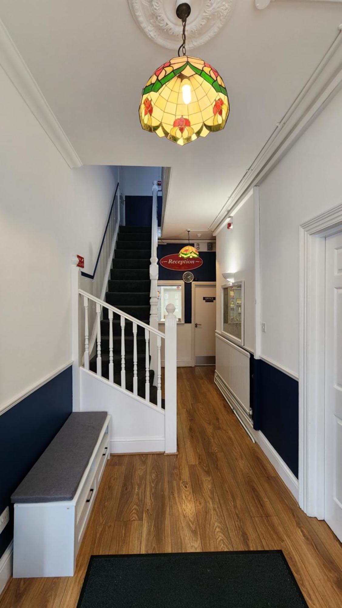Gatwick Castle B&B Horley Exterior photo