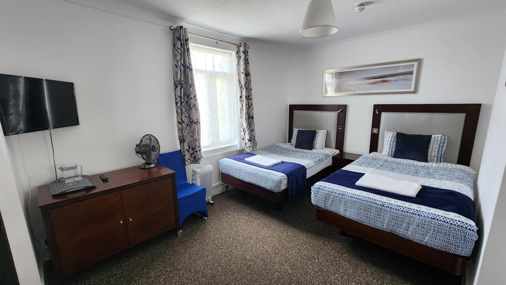 Gatwick Castle B&B Horley Exterior photo