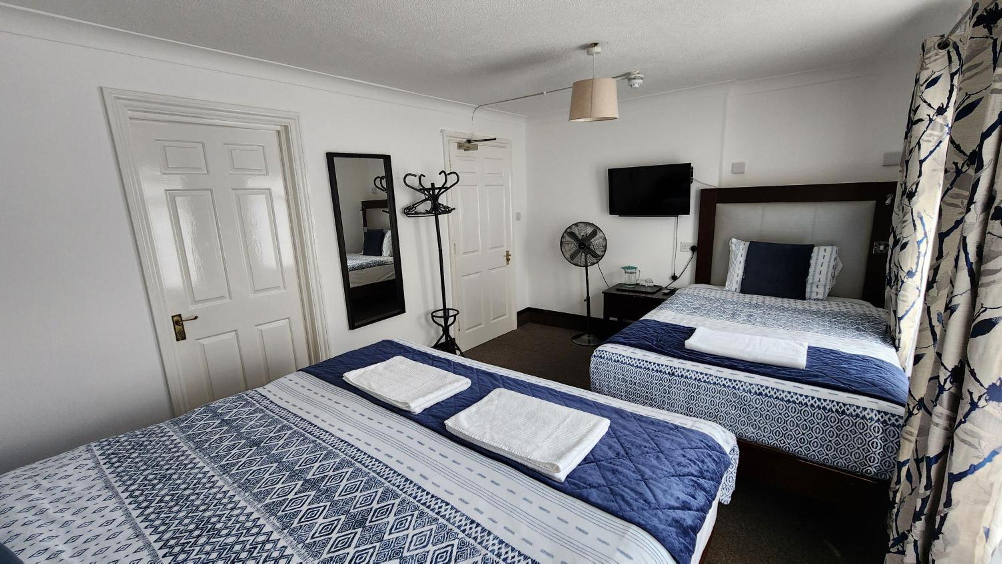 Gatwick Castle B&B Horley Exterior photo