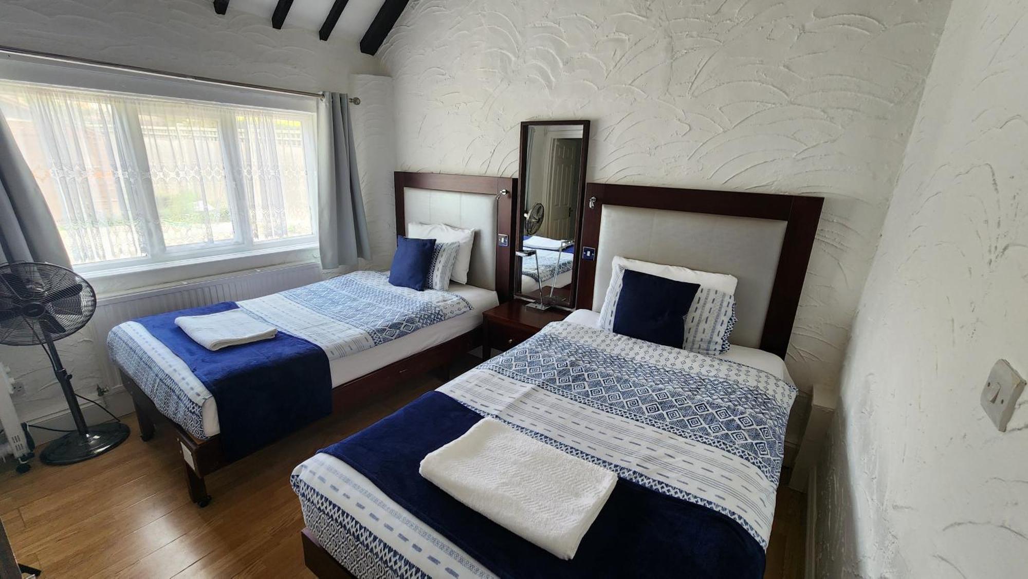 Gatwick Castle B&B Horley Exterior photo
