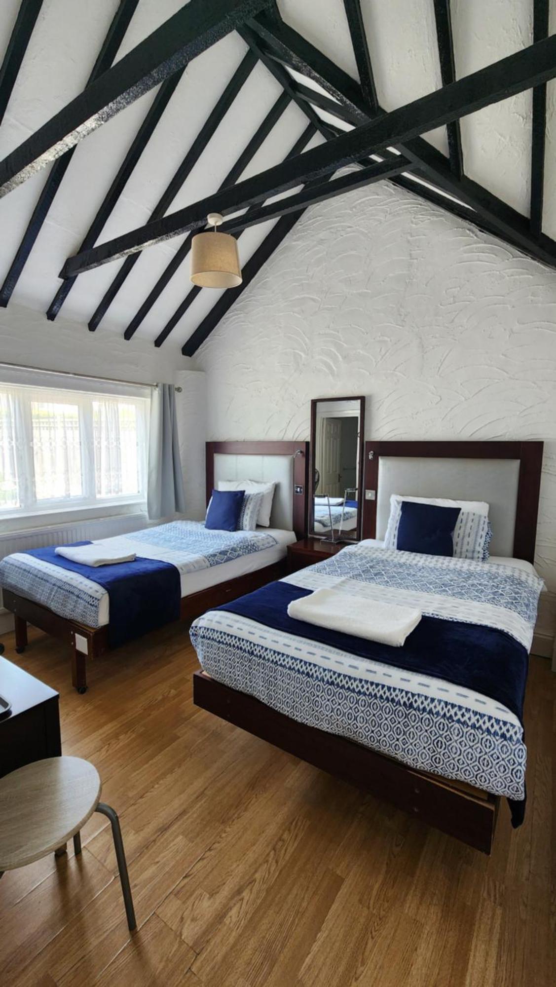 Gatwick Castle B&B Horley Exterior photo
