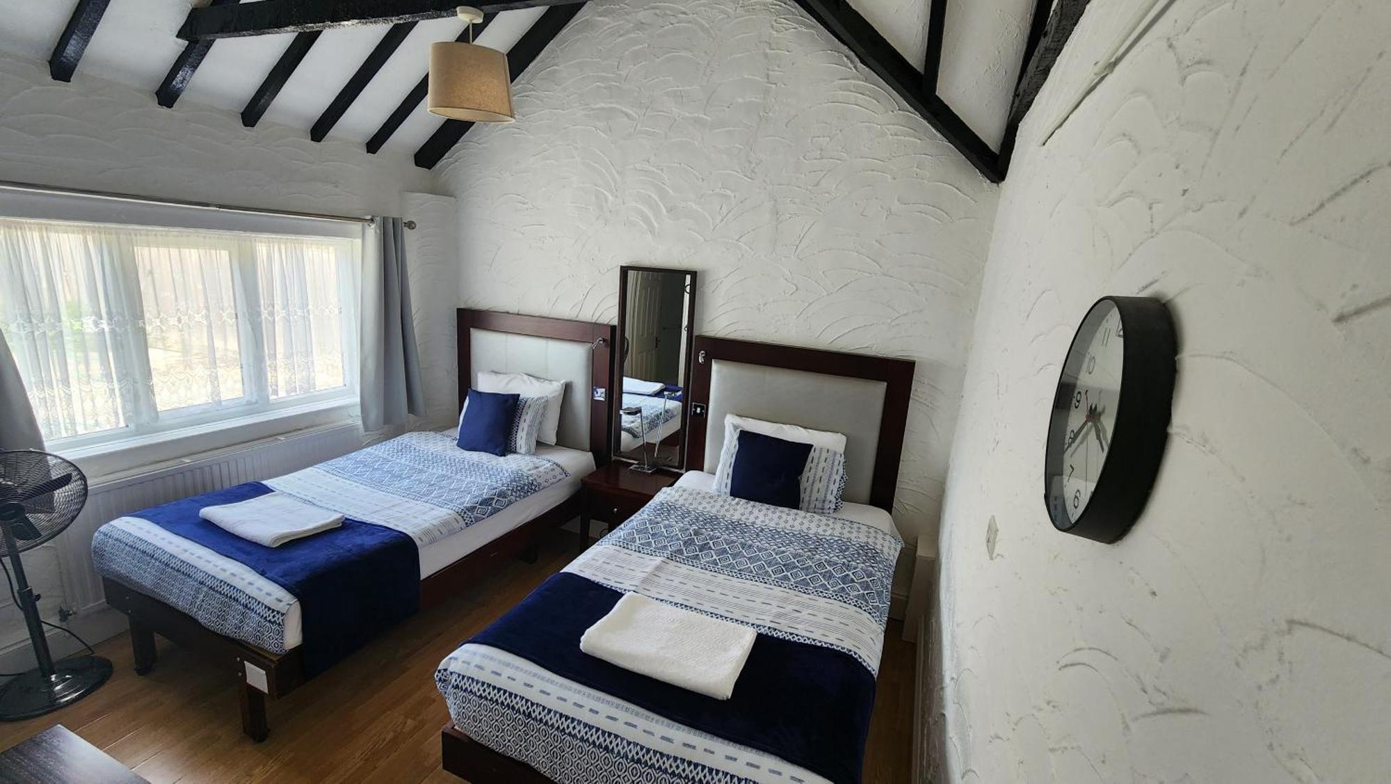 Gatwick Castle B&B Horley Exterior photo