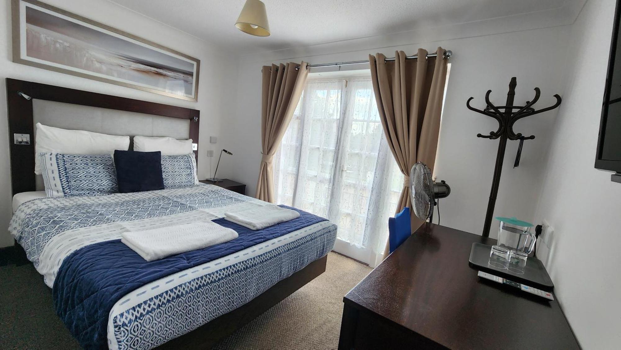 Gatwick Castle B&B Horley Exterior photo