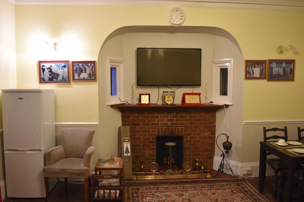 Gatwick Castle B&B Horley Exterior photo
