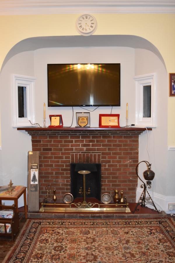 Gatwick Castle B&B Horley Exterior photo