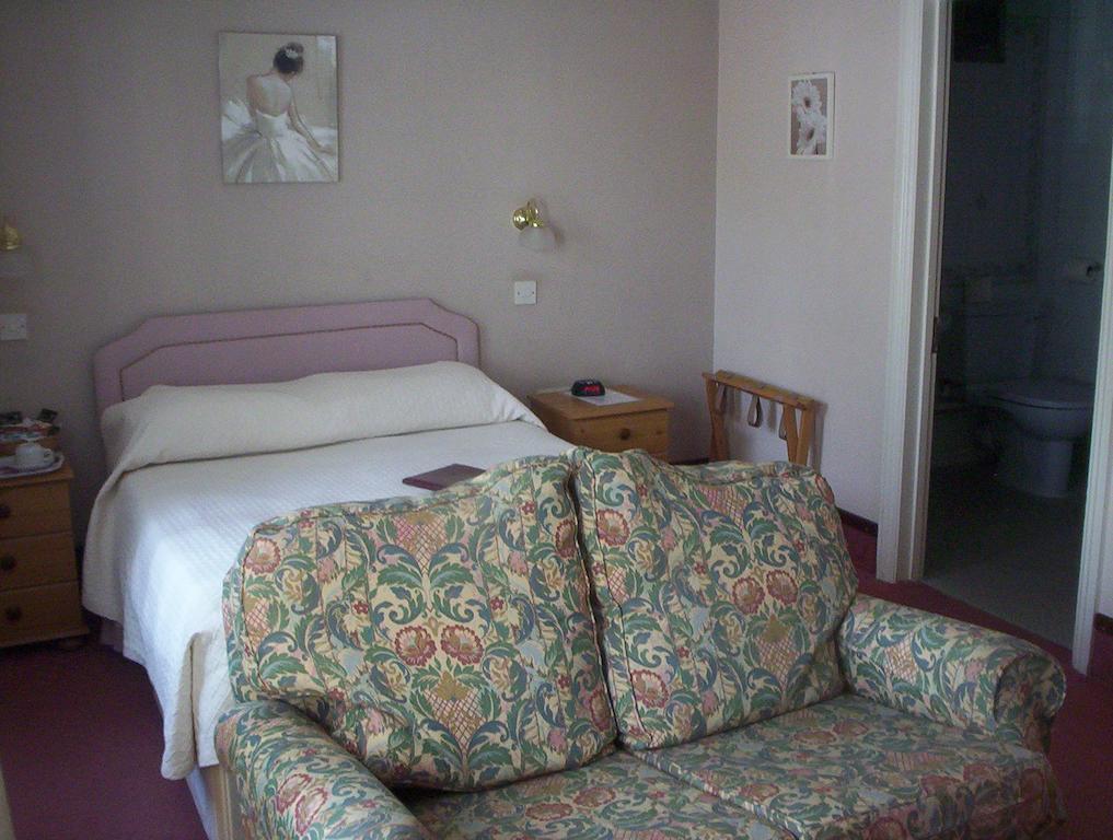 Gatwick Castle B&B Horley Exterior photo