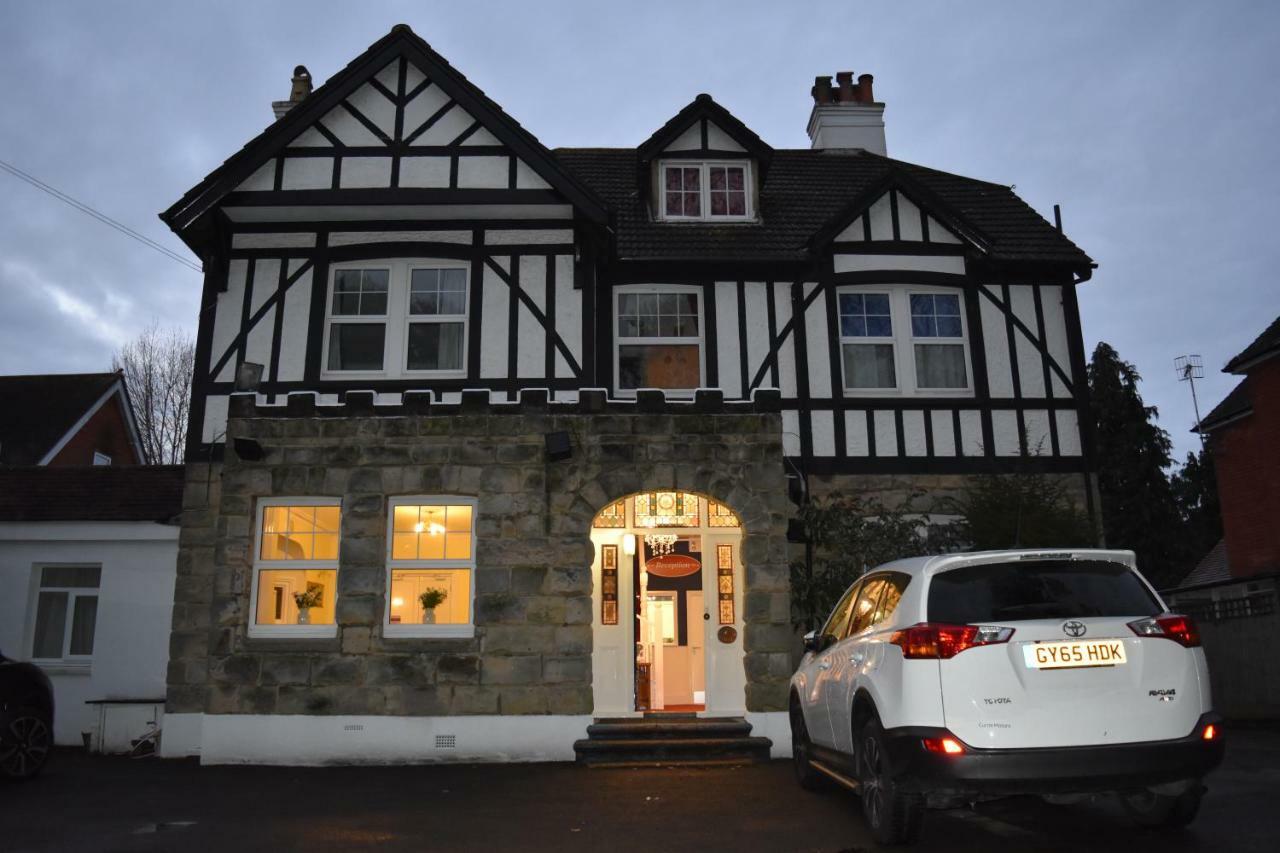Gatwick Castle B&B Horley Exterior photo
