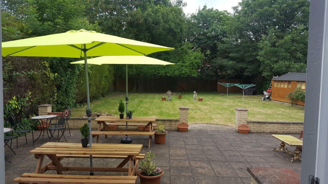 Gatwick Castle B&B Horley Exterior photo