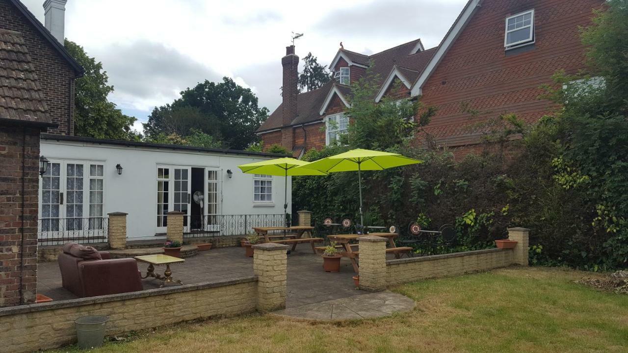Gatwick Castle B&B Horley Exterior photo
