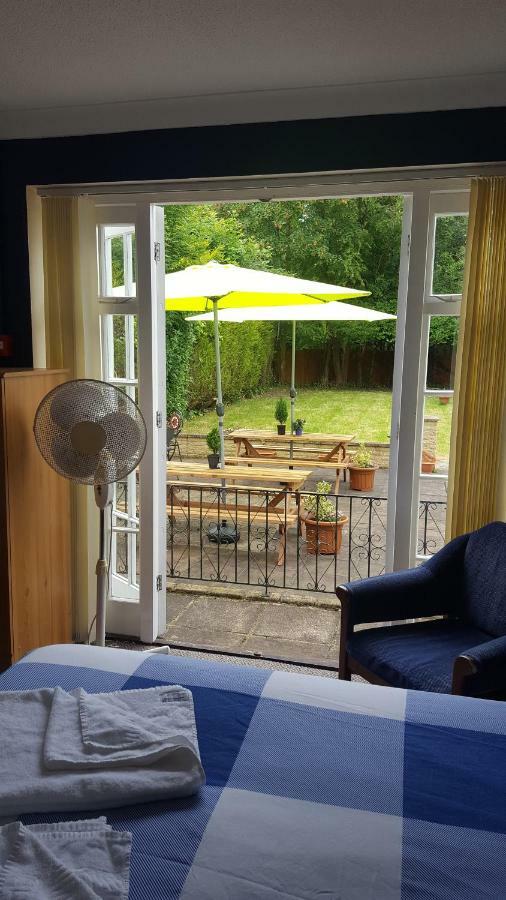 Gatwick Castle B&B Horley Exterior photo